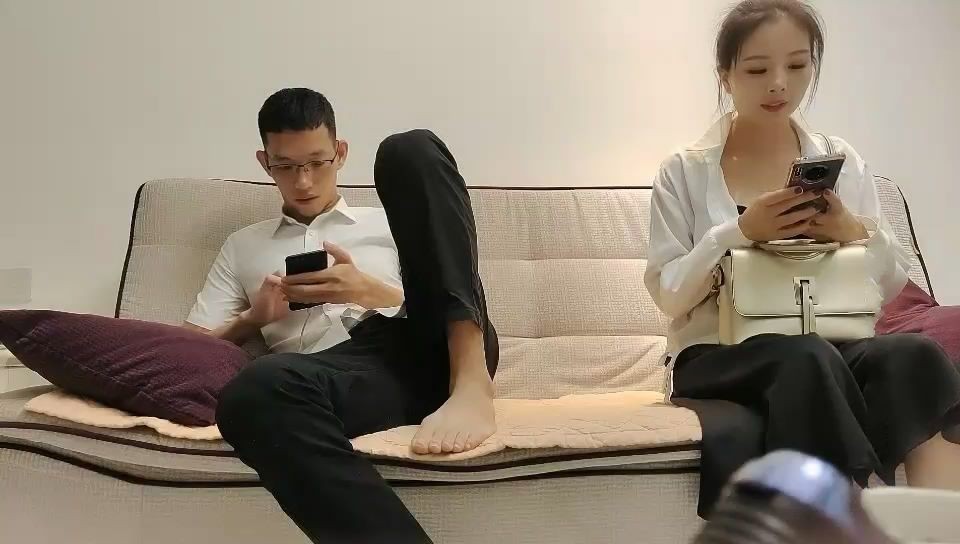 御姐范黑色裹胸裙高素质美女,在客厅小沙发上连续操了美女2次,沙发干的滋滋响,真担心散架.国语!}