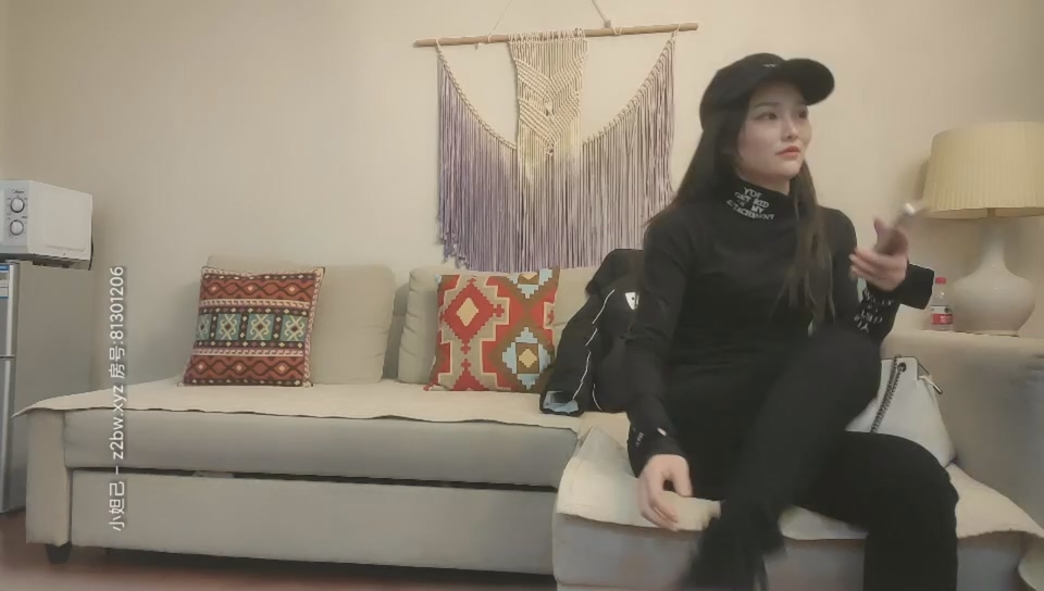 极品风骚外围，情趣装美腿艳舞诱惑，沙发啪啪AV视角近景掰穴}
