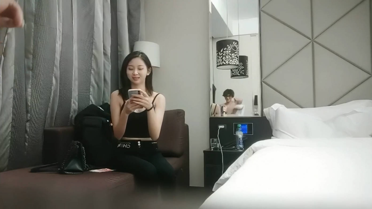 干劲利速夜战知性美女，69姿势揉搓美穴，好紧和橡皮筋箍住一样，骑乘打桩流了好多水，操的妹子受不了}
