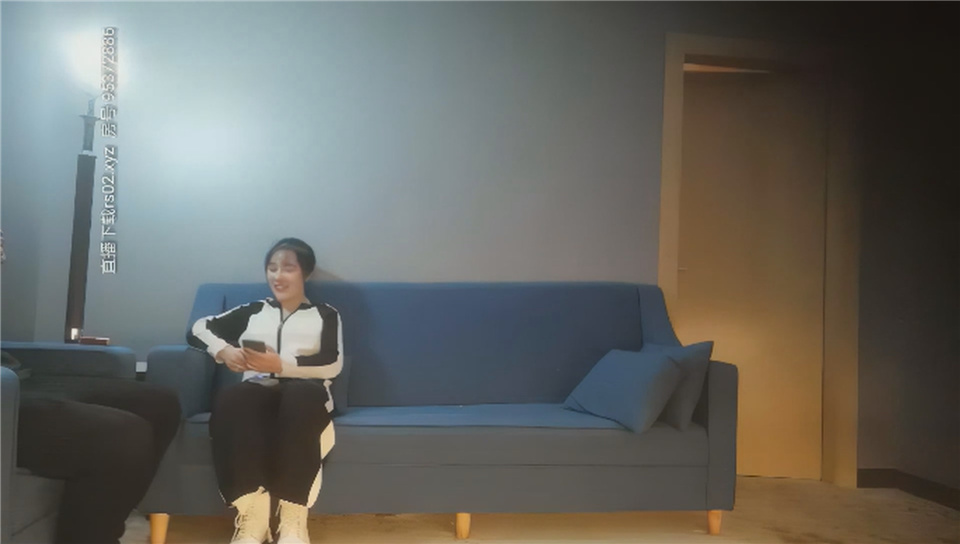 甜美运动装小美女 宝哥看她嫩 居然给她舔逼，乖巧听话配合鸳鸯浴玩得尽兴}