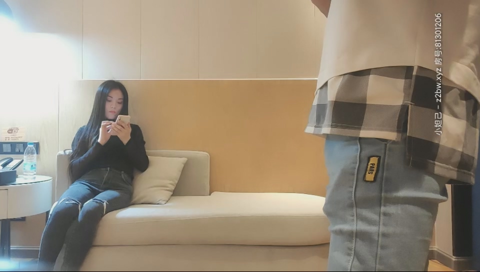 苗条风骚外围小姐姐，情趣装口交后入啪啪}