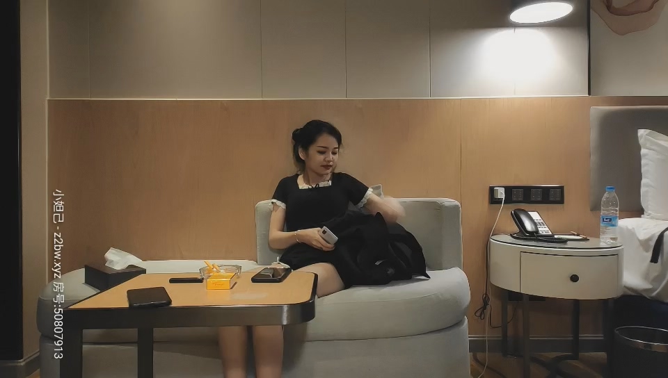 漂亮小嫩妹乖巧听话，调情摸胸，倒立口交之时闻到一股味，赔了六七百退货}