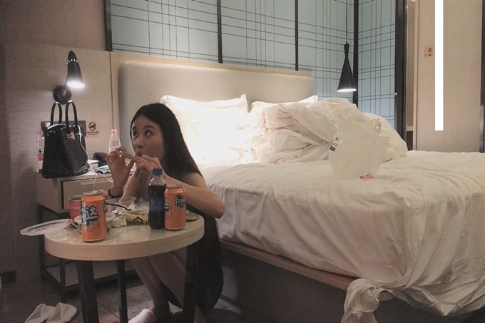 凌晨第二场结束后等外卖时间久，69舔穴调情按摩宛如小情侣对白有趣}