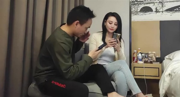 牛仔裤性感大奶妹子啪啪，穿上连体丝袜后入骑坐大力抽插猛操}