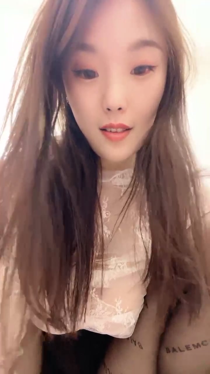 长发唇红齿白苗条高挑妹子，黑丝大长腿热舞自慰，椅子上手指抠逼，小蝴蝶逼淫水很多}