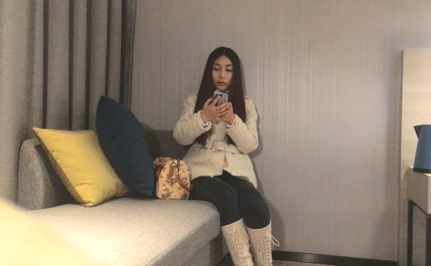 深夜再约第三炮 2800网约外围小姐姐 清纯乖巧沙发上暴操展示}