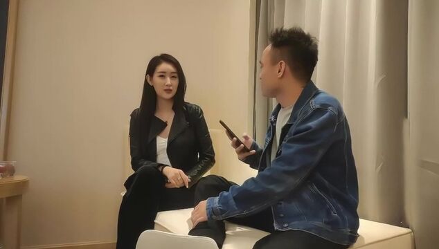 极品颜值黑色皮衣妹子玩制服诱惑，换上制服红色包臀裙口交开腿抽插猛操}