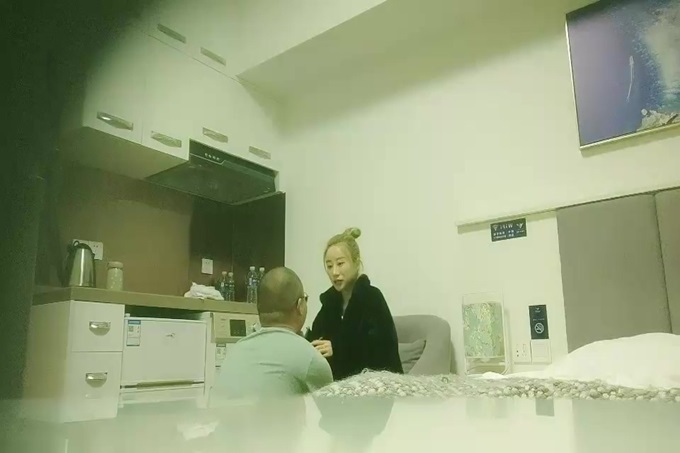丸子头金发妹子啪啪，近距离拍摄直接骑坐抽插大力猛操}