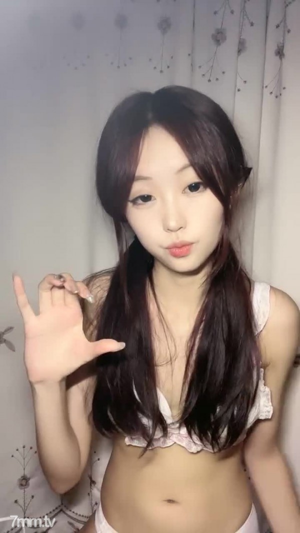 婴儿肥呆萌甜18美少女！一脸清纯掏出奶子揉捏！没穿内裤撩起裙子，微毛紧致小穴，掰开特写超诱惑}