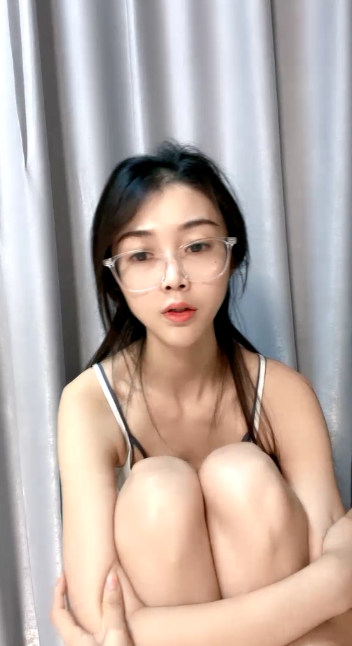 文静新人眼镜小姐姐！苗条身材全裸秀！脱掉内裤扭腰摆弄，小露骚逼，揉捏奶子玩诱惑}