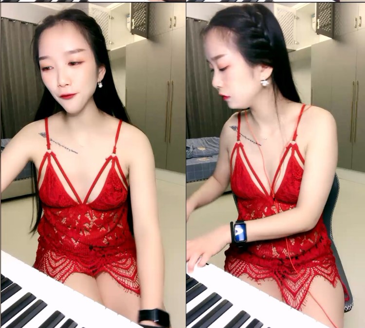 才艺钢琴新人小姐姐！弹完一曲边上自慰！单腿黑丝袜，自摸骚穴多是淫水，呻吟娇喘很是诱人}