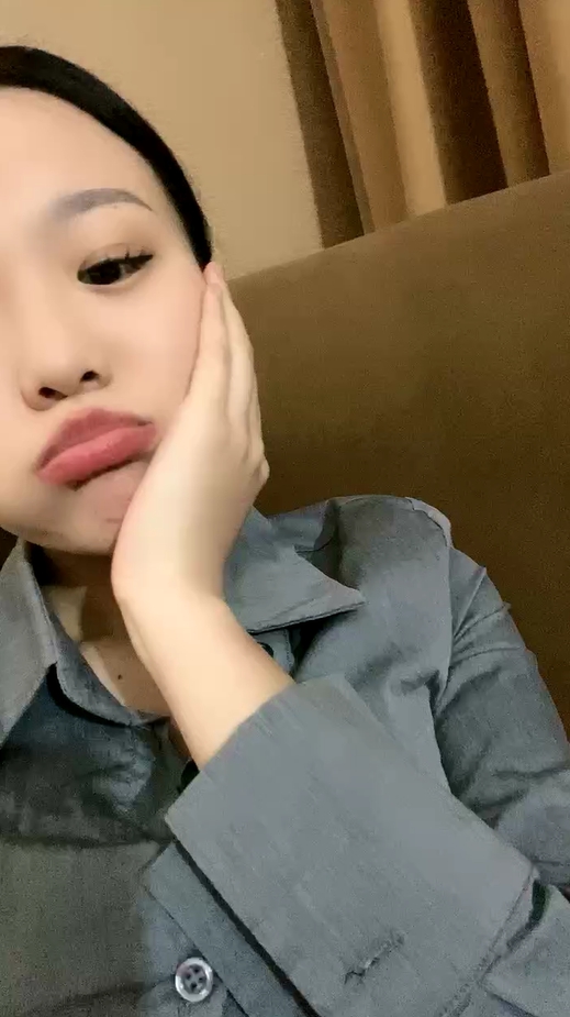 寂寞骚御姐！独自在家自慰！手指搅动骚逼，水声哗哗浪叫呻吟，跳蛋震动阴蒂，翘臀特写非常淫骚}