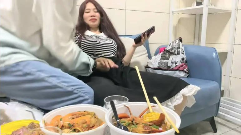 约操良家小少妇，吃饱喝足再开操，扒掉衣服摸骚穴，无套爆操无毛骚逼}