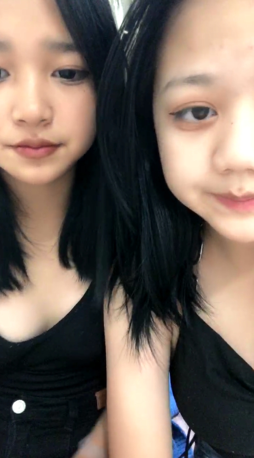 新人00后萝莉姐妹花！双女全裸一起秀！白虎一线天嫩，按摩器震动流出水，嫩穴没怎么开发}