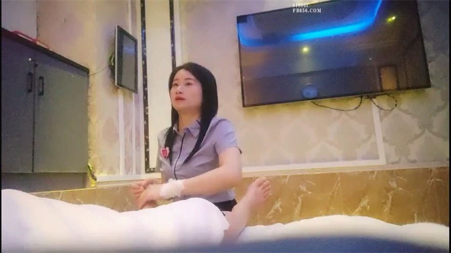 足浴会所的丰满妹子技术好身材妙按摩给力很爽，约到酒店脱光光互相抱紧亲吻爱抚啪啪插入抽操起伏撞击响亮【水印】}