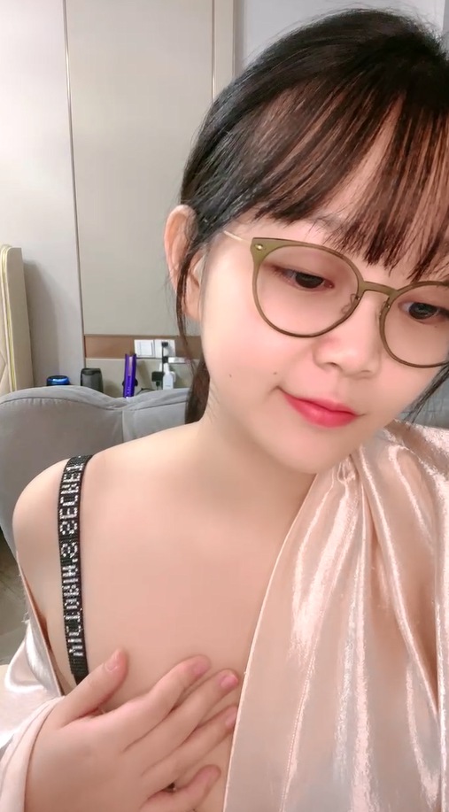 清纯系美少女桃子！好久没播回归大秀！豹纹内裤顶级美臀，怼着镜头摇摆，掰开小穴给你看}