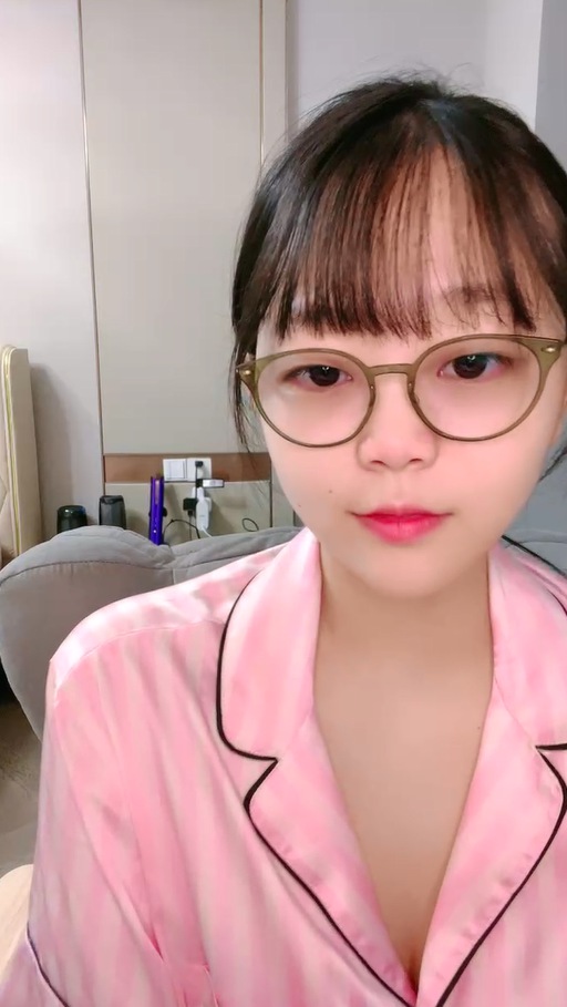 清纯系眼镜妹套装！白嫩大屁股臀摇！镜头前揉搓小穴，手指拍打扣入，呻吟娇喘水声哗哗}