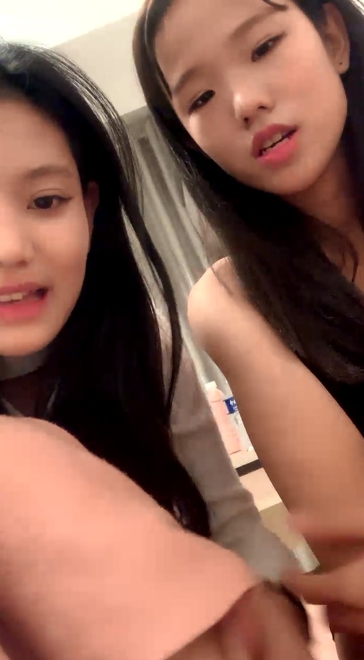 新人下海小妹妹！苗条身材贫乳奶子！大哥送礼物看逼，微毛美穴超嫩，翘起屁股镜头前特写}