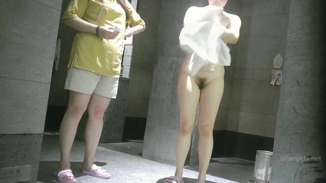 澡堂子内部员工偷窥几位白嫩的美少妇洗澡、泡汤}