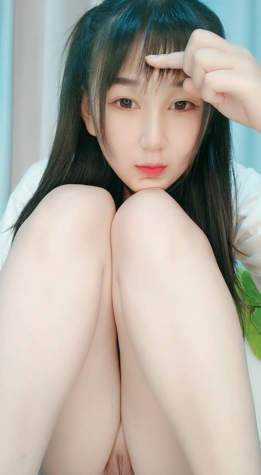 清纯甜美小姐姐！无毛白虎嫩穴！大尺度玻璃棒自慰，特写小穴插入猛捅，搞得小穴好湿水声哗哗}