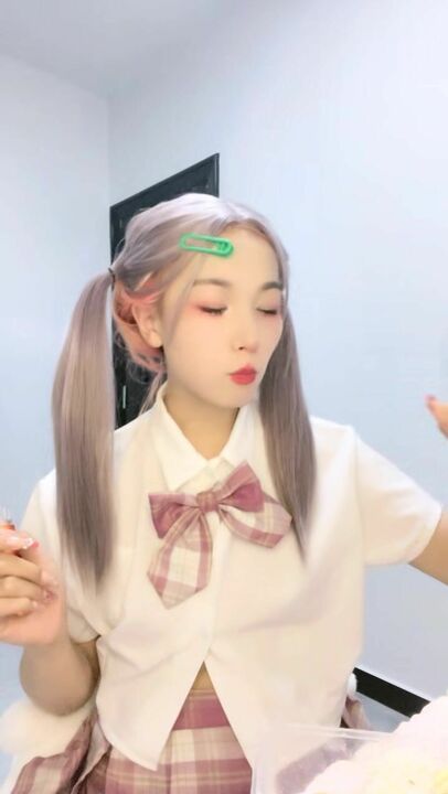 粉色头发美女乔宝！扎起双马尾一脸呆萌！扒开内裤无毛肥穴，炮击抽插骚穴，快速档位被插得好爽}