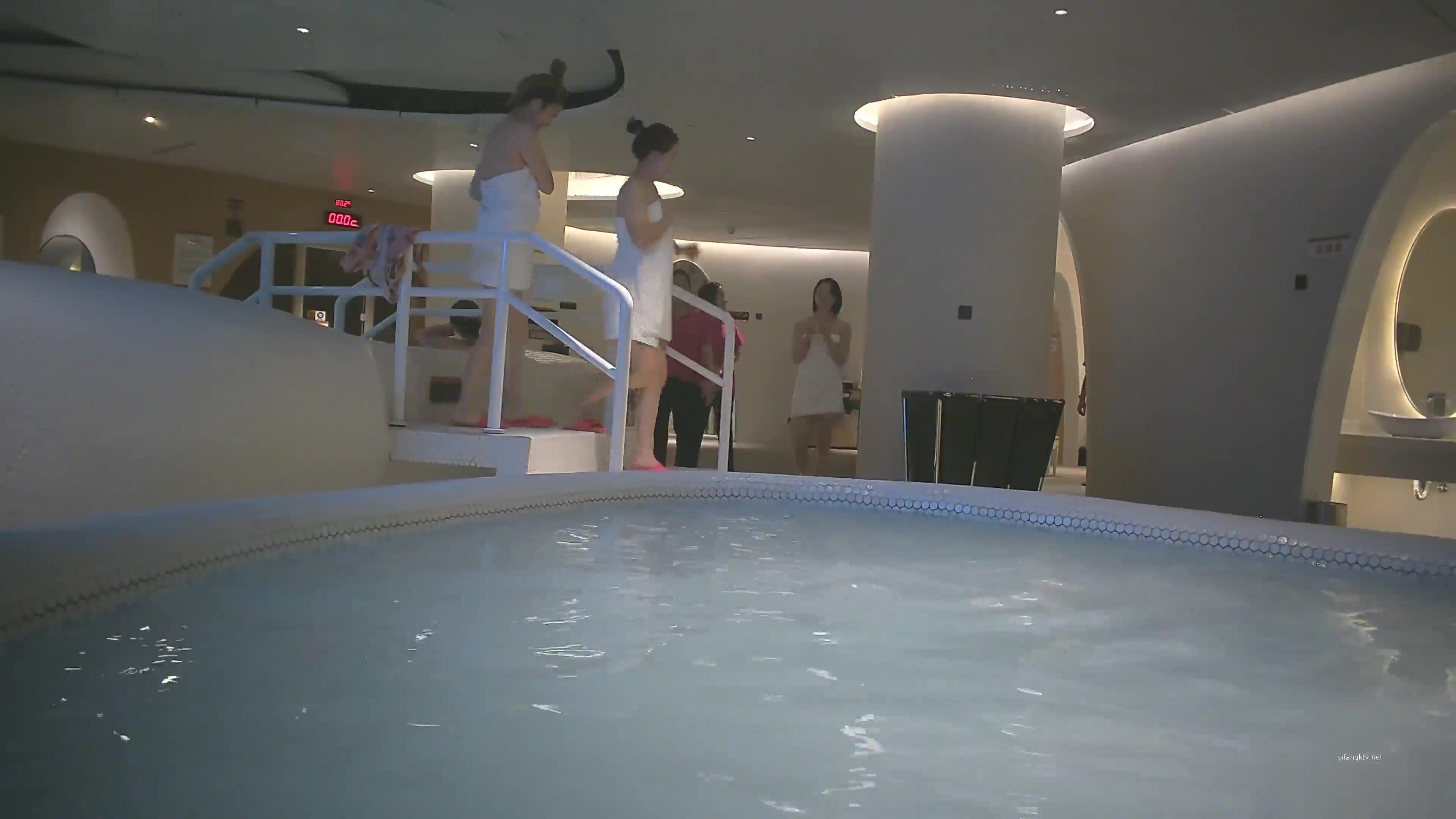 重磅稀缺TP某温泉会所各种美女浴室换衣洗澡（三）}
