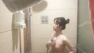 酒店浴室镜子上暗藏针孔摄像头偷窥美女洗澡}