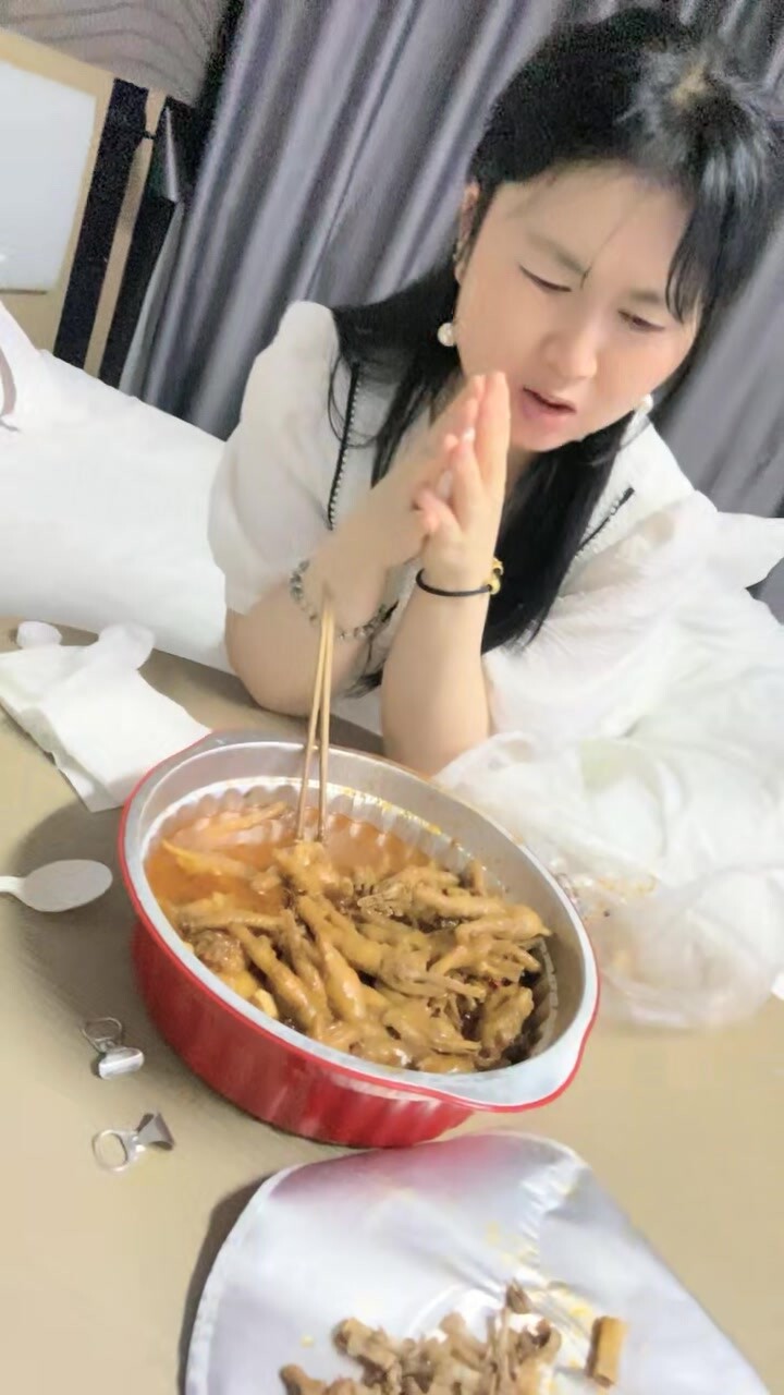 离异少妇，诉完苦成功推倒，白嫩胴体插入娇喘阵阵 (1)}