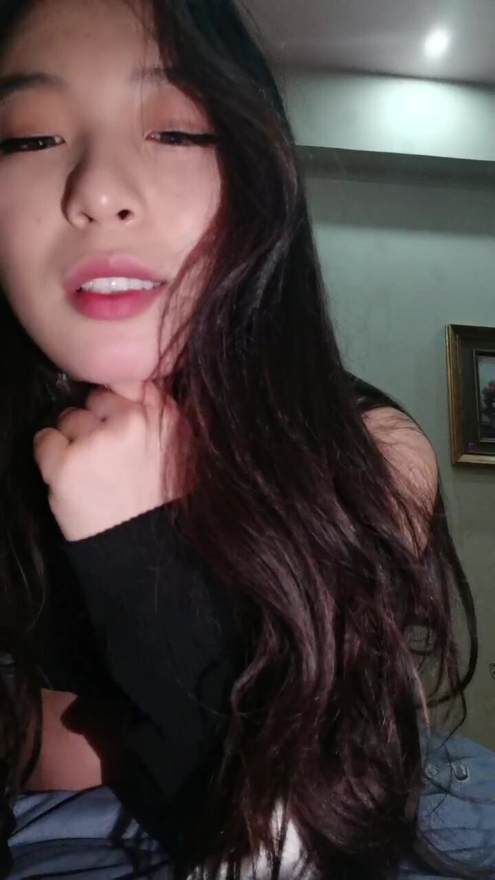 极品尤物！舌钉女神初下海！跳脱衣舞很专业，顶级美腿包臀裙，扭起来针不错，翘起美臀多毛骚穴}