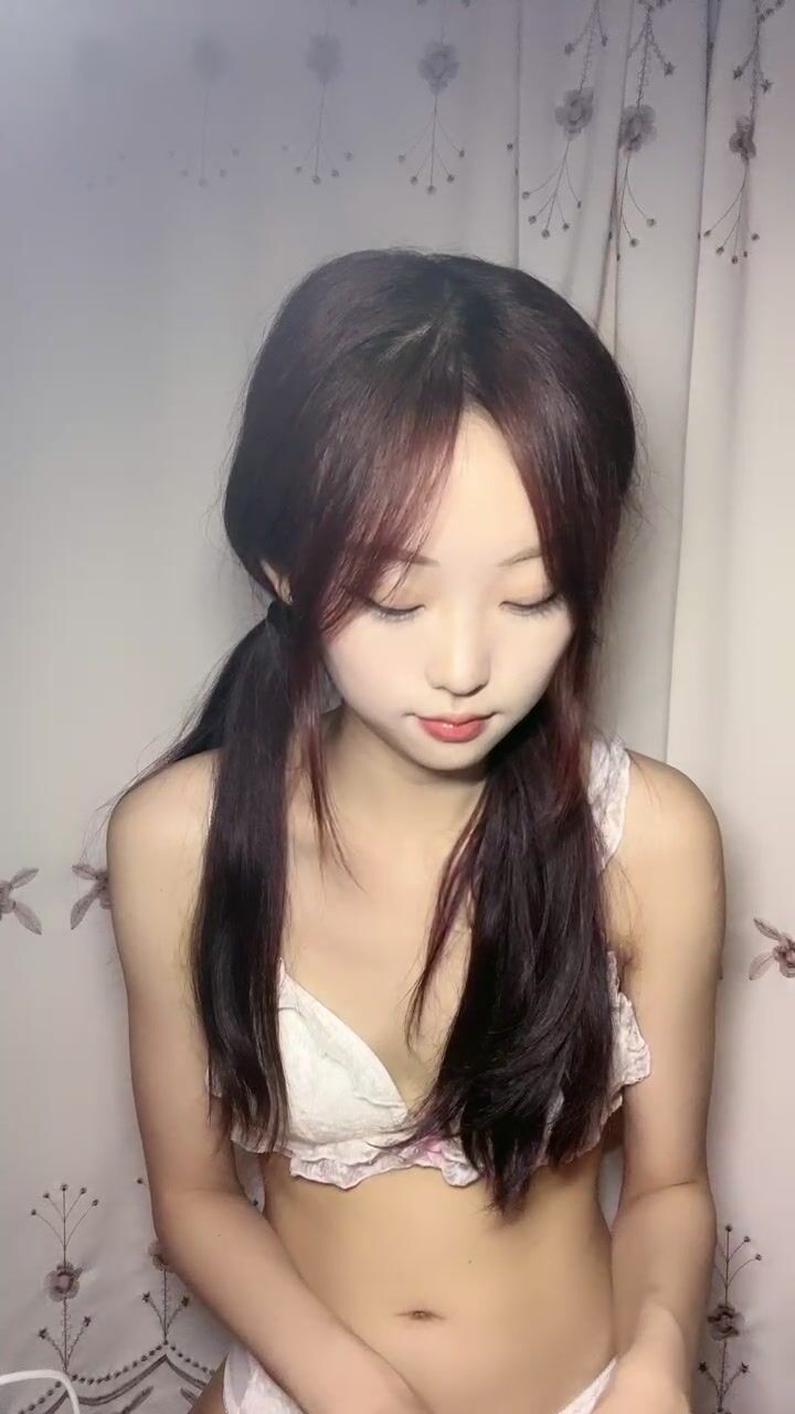 00后高颜值美少女！性格活泼甜美！脱光光扭腰摆臀，贫乳奶子多毛嫩穴，怼在镜头前特写}