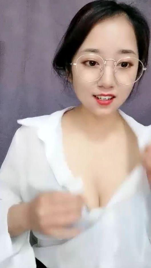 欲姐姐 我的逼不光好看，还特紧，夹得你可舒服可舒服，拿来插屁眼，那直接爽死了。戴眼镜最骚，不反驳！}