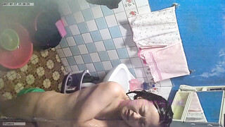 浴室暗装针孔偸拍温柔漂亮表姐洗澡全过程~还赶上她来姨妈垫了一个超大号卫生巾~好想与表姐乱伦}