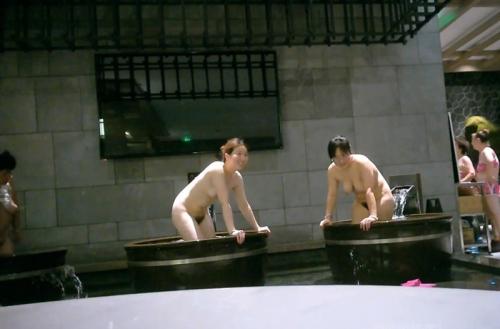 澡堂子内部员工到处游走偷拍年轻的少妇洗澡泡汤}