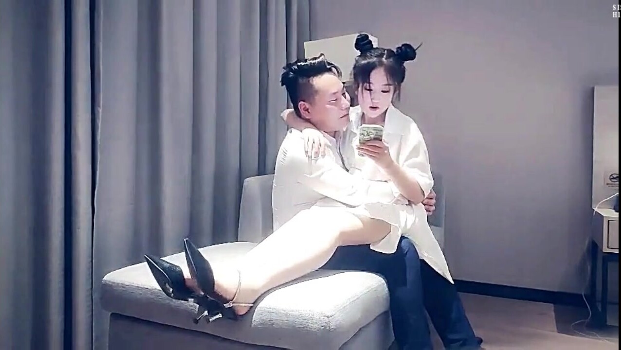 女神级清秀白衣黑丝小姐姐，真纯真骚啊，抱着坐在腿上爱抚亲吻，粉嫩嫩娇躯诱惑力十足用力撕破黑丝啪啪操穴【水印】}