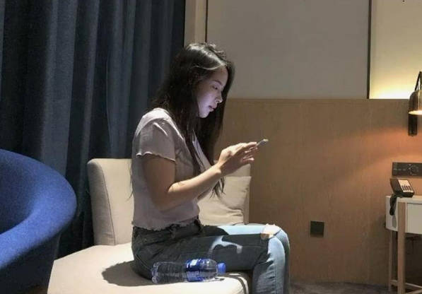 极品气质御姐 贴身衬衣修身牛仔裤特别显身材啊 高挑大长腿温柔容颜看了就想狠狠侵犯操她，啪啪冲击猛插【水印】}