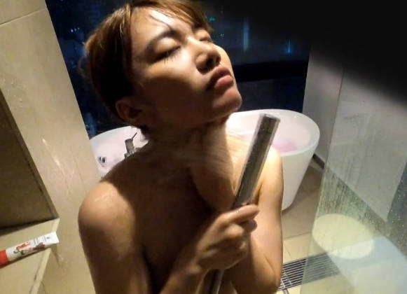 全方位无死角偸拍学生公寓卫生间安装针孔 漂亮炮弹乳小姐姐先泡后洗洗澡全程1080P高清}