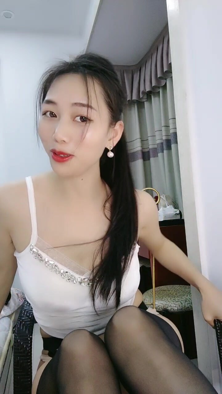 性感红唇美女！说话温柔极度诱惑！吊带黑丝扭腰摆臀，脱下内裤翘美臀，掰穴特写呻吟小骚货}