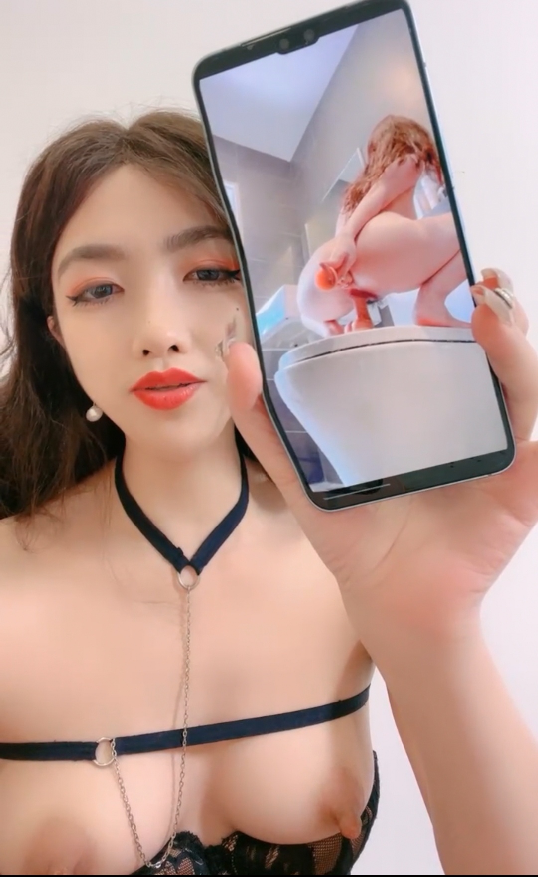 发骚的御姐小少妇全程露脸跟狼友互动撩骚，分享手机里的性爱片段，撅着屁股让大哥调教，手指捅菊花爆草抽插}