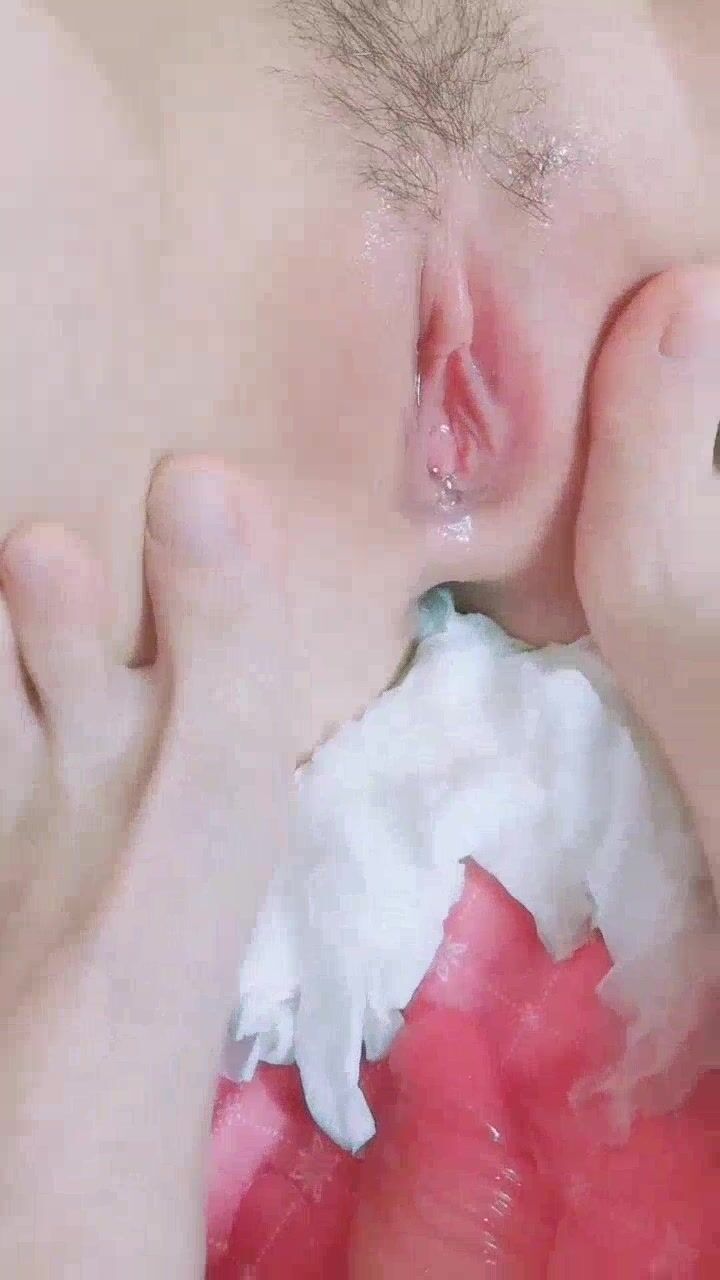 百合姐妹花小受撅着屁股让大姐玩弄，吃奶玩逼道具抽插，菊花都给爆了，穿上带鸡巴的内裤后入爆草浪叫不止}