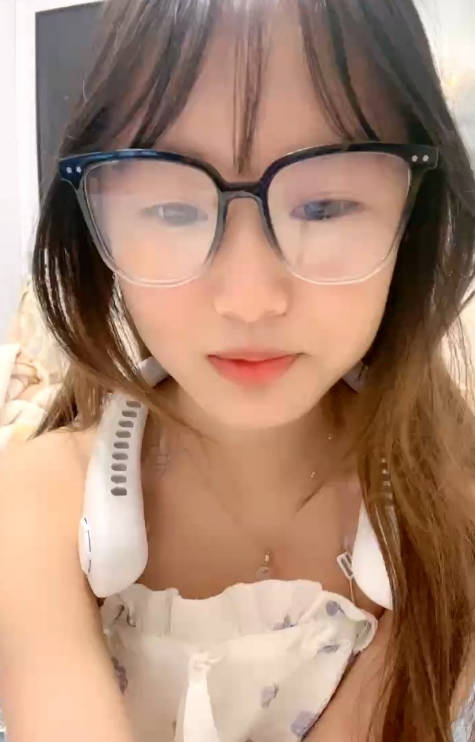 清纯系天花板！18尤物美少女！甜美卡哇伊，黑框眼镜呆萌，脱下裙子贫乳，跪在沙发翘美臀，掰开粉穴}