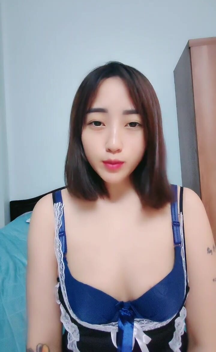花臂女仆露脸白丝小骚逼镜头前的诱惑，淫声荡语互动撩骚听指挥，带刺的道具抽插骚穴，浪叫呻吟表情好骚刺激}