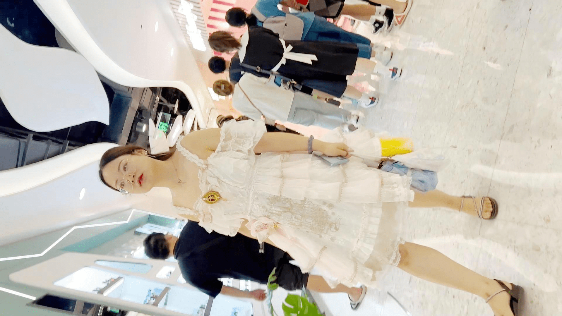 商城狂跟穿洛丽塔透明内闷骚眼镜妹,清晰可见的穴缝和黑毛馋死人}