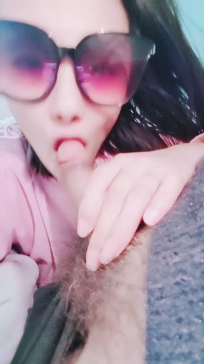 眼镜骚货小熟女露脸卫生间口交，打情骂俏，后入操逼特写粉穴，}