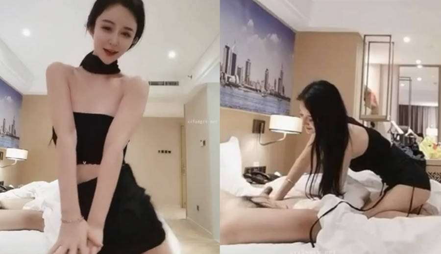 两个小妮子露脸脱光了躺床上等待大哥宠幸，全程露脸让大哥吃奶玩逼，口交大鸡巴，床上各种体位抽插爆草好骚}