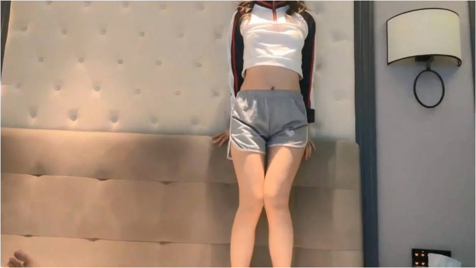 婷婷玉立刚放暑假的女高学妹 憋了好久终于可以任意放肆了 运动短裤平底帆布鞋尽是青春的味道 年轻就是好}
