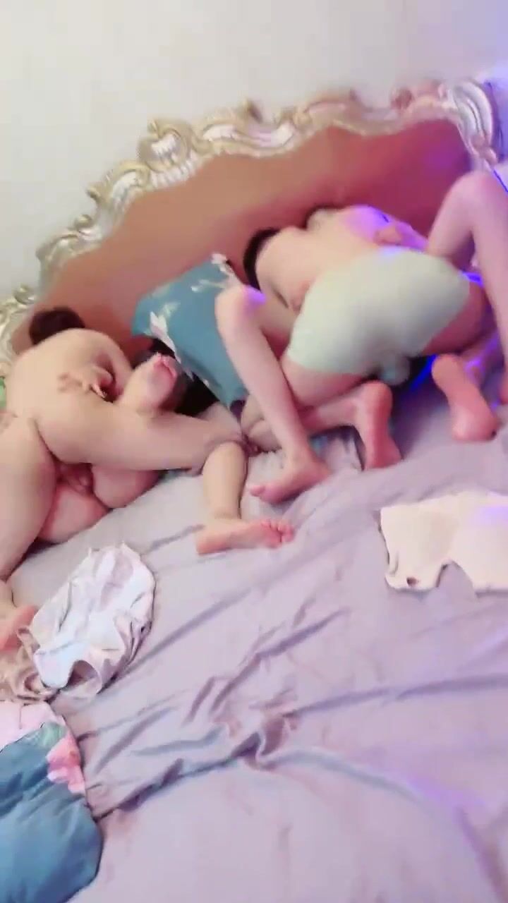 混血大长腿 姐妹花·  一胖一瘦，瘦虎肥龙，艹得好疯狂，表情扭曲，爽死噢！