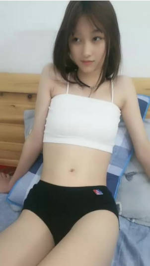 【18岁小迷妹】清纯苗条妹子和炮友直播秀，撸硬口交脱光光微毛粉穴跳蛋玩弄}