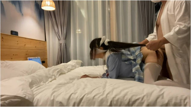 土豪玩操制服爽马尾辫极品萝莉 后入拽着马尾辫怼操一点都不怜香惜玉 让猪拱了 高清1080P原版