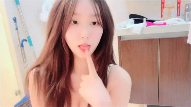 【美女落九川】高颜值活力美少女，掏出大奶子揉捏，圆润大肥臀脱下内裤，中指扣入粉穴，跳蛋塞入震动高潮流出白浆}