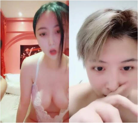 风骚姐妹花露脸大奶子激情大秀，一攻一受镜头前啪啪，亲着小嘴抠着逼，吃着骚奶子带上假鸡巴内裤爆草还玩PK}